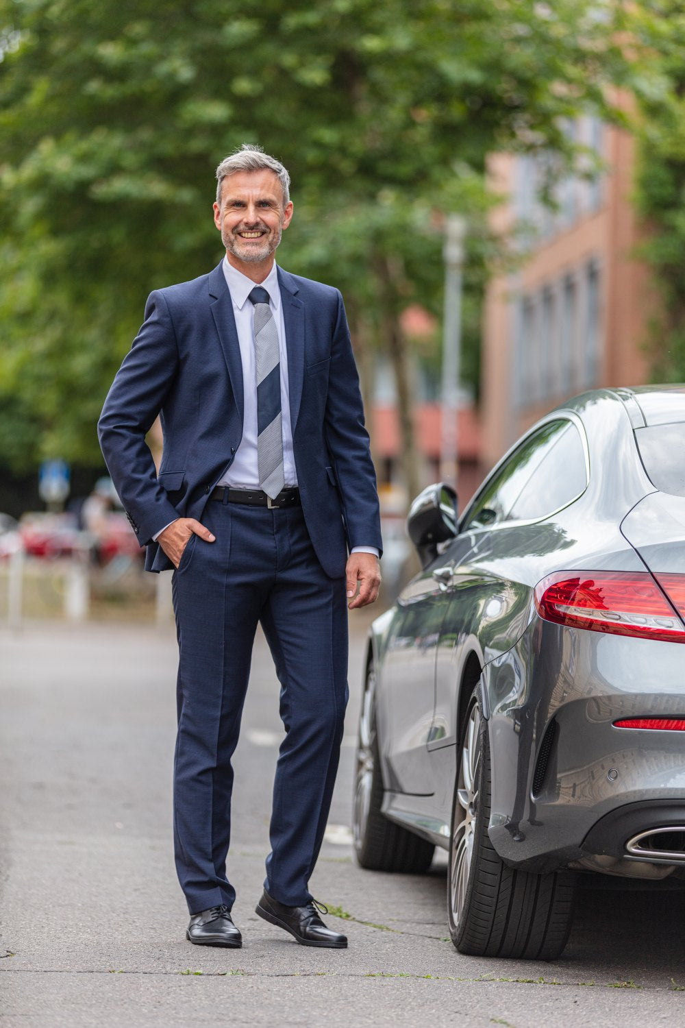 Ein Paar Oxford-Schuhe aus schwarzem Leder BRIQ Prime von ZAQQ mit Schnürung, bei der ein Schuh auf dem anderen vor einem weißen Hintergrund ruht. Diese eleganten Business-Schuhe strahlen Raffinesse aus und sind mit einer bequemen Barfußsohle für ganztägiges Tragen ausgestattet.