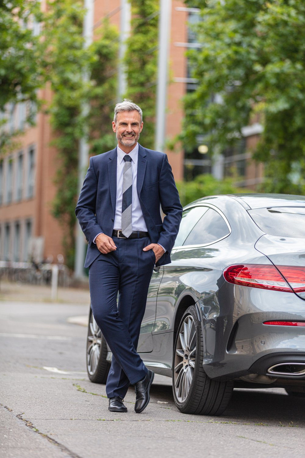 Ein Paar Oxford-Schuhe aus schwarzem Leder BRIQ Prime von ZAQQ mit Schnürung, bei der ein Schuh auf dem anderen vor einem weißen Hintergrund ruht. Diese eleganten Business-Schuhe strahlen Raffinesse aus und sind mit einer bequemen Barfußsohle für ganztägiges Tragen ausgestattet.