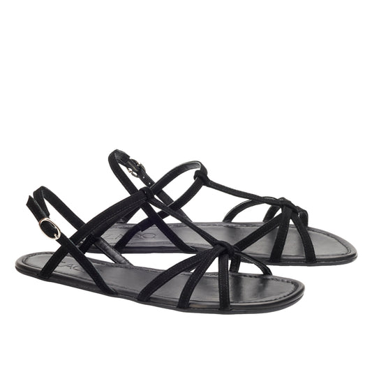 Wir präsentieren die QADA Black Sandalen von ZAQQ, inspiriert vom Barfußsandalen-Design. Diese eleganten schwarzen Riemchensandalen verfügen über zarte Velourslederriemen, die sich elegant über Ihre Füße kreuzen und mit einem Schnallenverschluss um die Knöchel befestigt werden und sowohl Komfort als auch Stil für jeden Anlass bieten.