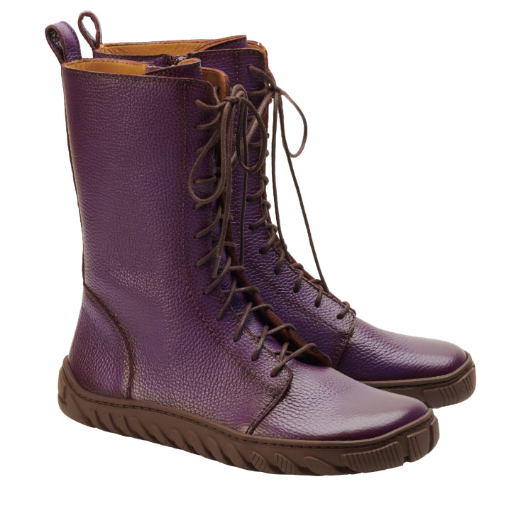 Wir präsentieren die DOQS Purple von ZAQQ: ein Paar wadenlange, lila Lederstiefel aus hochwertigem Nappaleder. Diese stylischen Stiefel haben braune Sohlen und Schnürsenkel und eine strukturierte Oberfläche für zusätzlichen Flair. Für einfaches Tragen sind sie mit seitlichen Reißverschlüssen ausgestattet und mit ULTRAGRIP-Sohlen ausgestattet, die einen sicheren Tritt gewährleisten.