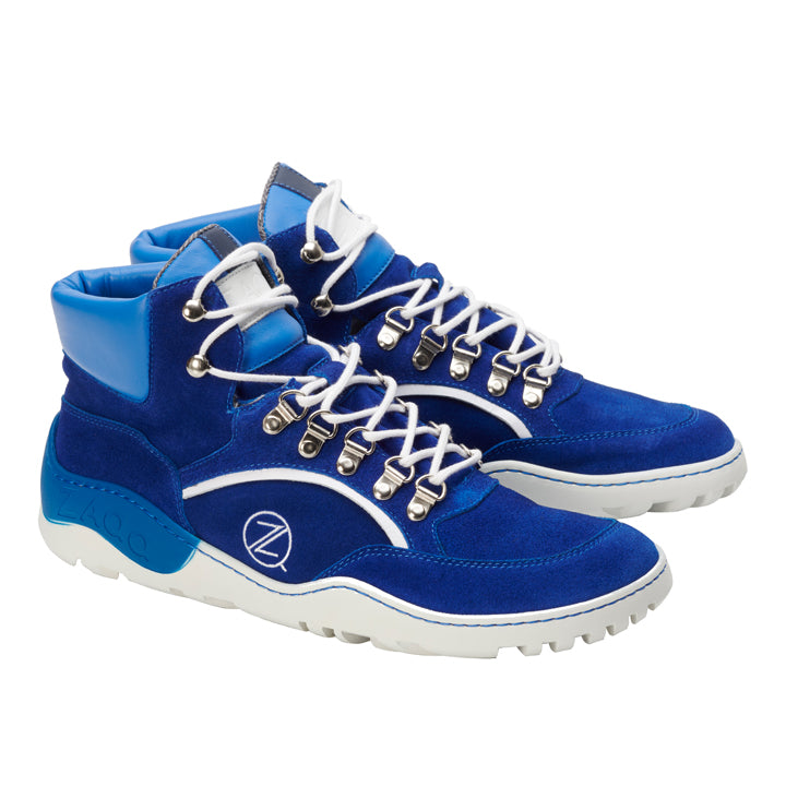 Die TERRAQ Blue Waterproof Sneaker von ZAQQ sind ein stylisches Paar blauer High-Tops mit weißen Schnürsenkeln und blauen und silbernen Akzenten. Diese Outdoorschuhe verfügen über eine robuste Sohle, markante Metallösen und sind mit einem ZL-Logo an der Seite verziert und bieten sowohl Flair als auch Funktionalität für Ihre Abenteuer.