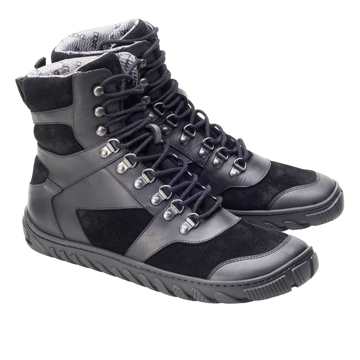 Die ZAQQ EXPLORER Black Waterproof-Stiefel verfügen über gemischte Einsätze aus Leder und Wildleder, Ösen und Haken aus Metal zum Schnüren, eine strukturierte Gummisohle für Halt und ein stilvoll gemustertes graues Stofffutter. Perfekt als Ihr Outdoor-Kumpel.