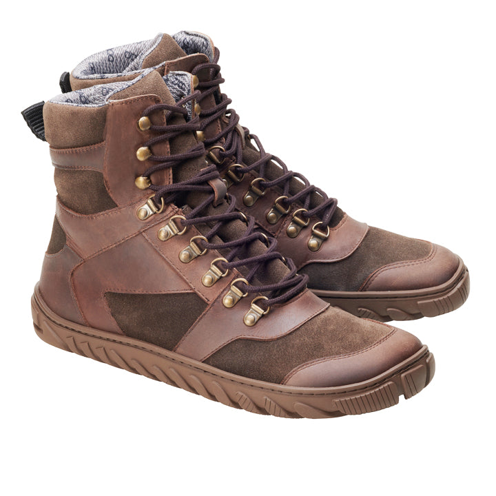 Die ZAQQ EXPLORER Brown Waterproof-Stiefel bestehen aus einem Leder- und Wildledermix, robusten Sohlen für Halt und dunklen Schnürsenkeln durch Metallösen, perfekt für Outdoor-Abenteuer. Sie werden nebeneinander auf einem weißen Hintergrund präsentiert.