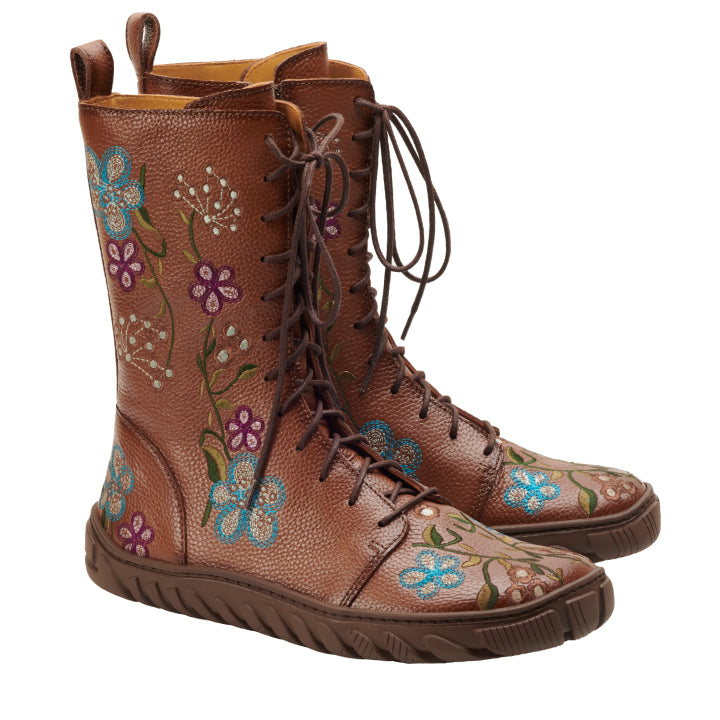 Die DOQS Flower Boots von ZAQQ sind aus Premium Nappaleder gefertigt und verfügen über aufwendige Blumenstickereien mit blauen, violetten und weißen Blumen. Diese braunen Lederstiefel im Retro-Charme-Look werden mit Schnürsenkeln und einer strukturierten Sohle geliefert.