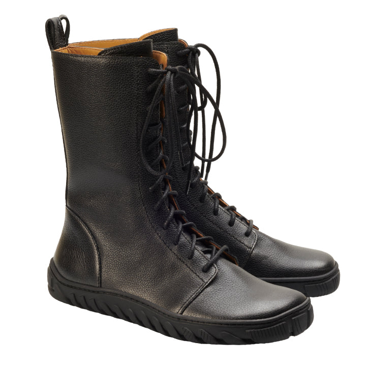 Die DOQS Black Boots von ZAQQ präsentieren sich in einem schicken Schnürdesign und sind mit der ULTRAGRIP-Sohle ausgestattet, die für hervorragenden Halt sorgt. Diese aus hochwertigem Nappaleder gefertigten Stiefel verfügen außerdem über praktische seitliche Reißverschlüsse und vereinen Stil und Funktionalität auf einem makellosen weißen Hintergrund.