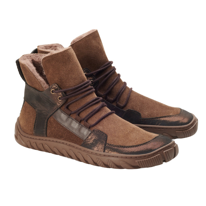 Die ZAQQ ALPIQ Winter Bronze Sneaker sind braune High-Tops mit Veloursleder- und Lederstruktur, dicken Gummisohlen, einem gepolsterten Schaft, dekorativen Schnürsenkeln und Winterfütterung für zusätzliche Wärme.