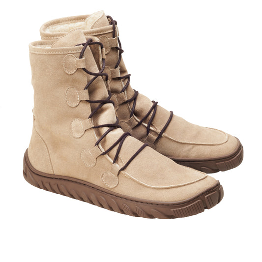 Taupefarbene XANQA-Schnürstiefel von ZAQQ, aus Veloursleder gefertigt und mit kreisförmigen Verzierungen an den Seiten versehen. Diese Barfußstiefel haben eine braune, robuste Sohle und eine mittlere Höhe, was sie perfekt für die Freizeit oder für den Außenbereich macht.