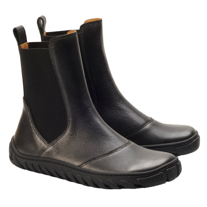 Die schwarzen Chelsea-Boots ELASTIQ von ZAQQ bestechen durch ihr glattes schwarzes Leder mit elastischen Seiteneinsätzen und einer strukturierten Gummisohle, die sich vor einem sauberen weißen Hintergrund abhebt.