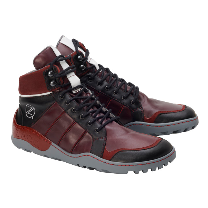 Wir präsentieren die MONTBLANQ Red Waterproof Sneaker von ZAQQ. Diese stylischen High-Tops präsentieren kastanienbraune und schwarze Ledereinsätze mit grauen Gummisohlen und schwarzen Schnürsenkeln. Sie zeichnen sich durch ein auffälliges Design mit kontrastierenden Texturen, ein Logo an der Seite und die vielseitige ZAQQ TERRA Sohle für unübertroffenen Komfort aus.