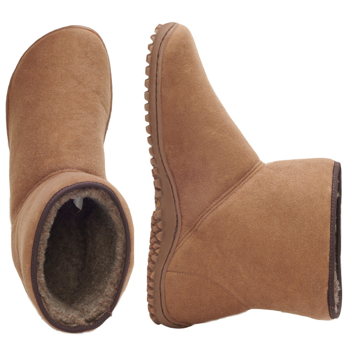 Abgebildet sind zwei ZAQQ MOOQ Winter Brown-Stiefel. Ein Stiefel steht aufrecht und zeigt sein Seitenprofil, während der andere auf der Seite liegt und ein weiches, mit Fleece gefüttertes Innenfutter offenbart. Beide Stiefel verfügen über strukturierte Gummisohlen für hervorragenden Winterkomfort.