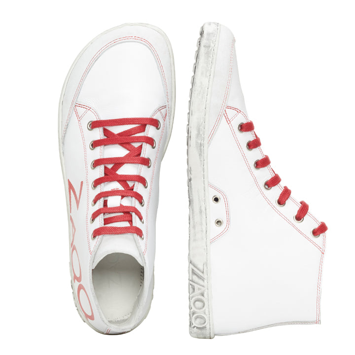 Diese stylischen SQYLA White High-Top-Sneaker von ZAQQ haben rote Schnürsenkel und Nähte. Die Seitenansicht hebt das rote Z700 auf der Sohle hervor, während die Draufsicht das klare Design und die runde Spitze betont. Perfekt für alle, die einen ultramodernen Sneaker mit Flair suchen.