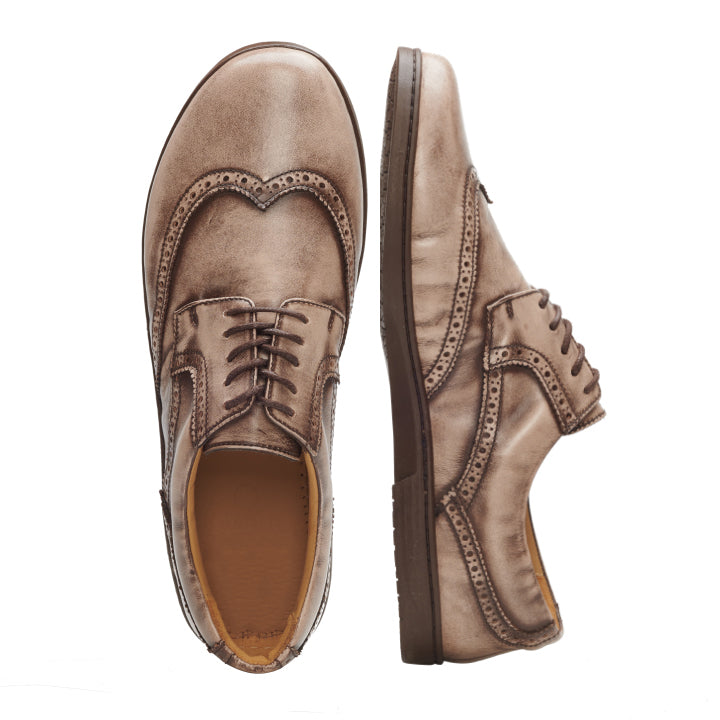 Ein Paar BRIQ Brogue Antique Brown-Schuhe von ZAQQ mit Broguing-Details und Schnürdesign, ideal als Businessschuh, gefertigt aus französischem Kalbleder.