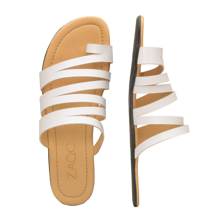 Draufsicht auf ein Paar der schicken FLAQE White Sandalen von ZAQQ mit hellbraunen Sohlen und luxuriösen Riemen aus weißem Nappaleder. Eine Sandale ist mit der Vorderseite nach oben positioniert, während die andere ein elegantes Seitenprofil aufweist.