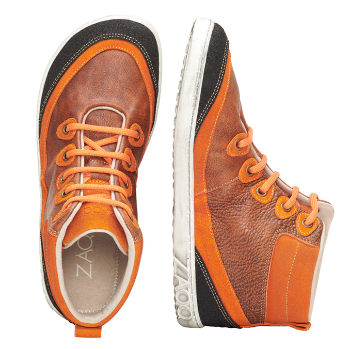 Zwei ZAQQ CINQO Orange High-Top Sneaker mit weißer Sohle, in lebendigem Design. Ein Schuh ist von oben nach unten angeordnet, während der andere von der Seite präsentiert wird, wodurch die schwarzen Details im Zehen- und Fersenbereich hervorgehoben werden. Die orangefarbenen Schnürsenkel harmonieren harmonisch mit diesen auffälligen Sneakern.