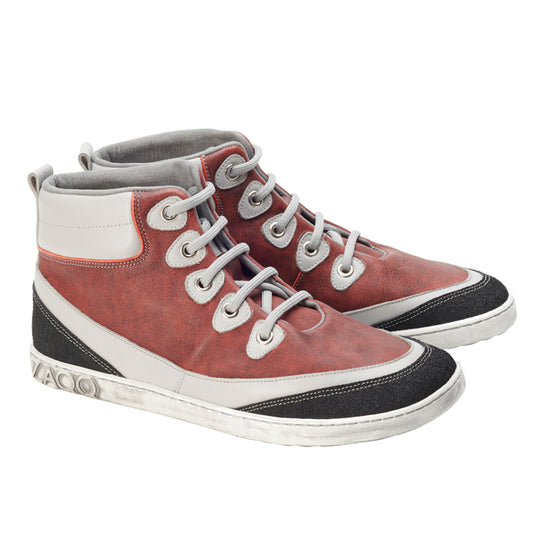 Die ZAQQ CINQO Red High-Top-Sneaker präsentieren ein sportliches Design mit roten und weißen Einsätzen, ergänzt durch schwarze strukturierte Akzente. Diese Schuhe bieten Tragekomfort mit ihren weißen Schnürsenkeln, der gemusterten Sohle und den sichtbaren Nähten für eine nahtlose Kombination aus Stil und Komfort.