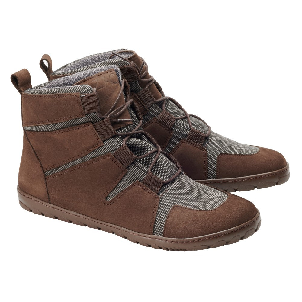 Der DAQOTA Waterproof Brown von ZAQQ ist ein Paar High-Top-Schuhe aus braunem Wildleder und grauem Netzgewebe. Sie sind mit braunen Schnürsenkeln und einer praktischen Schlaufe an der Rückseite für einfache Handhabung ausgestattet. Das wasserdichte Design besticht durch schlanke, moderne Linien, ergänzt durch eine Outdoor-Sohle, die Haltbarkeit für jedes Abenteuer gewährleistet.