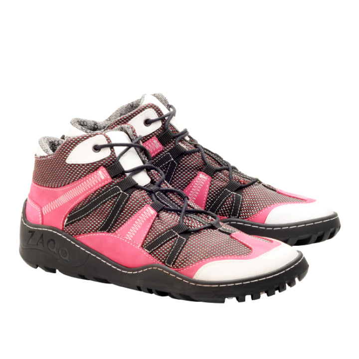 Die wasserdichten Wanderstiefel RUQQ Rosa von ZAQQ zeichnen sich durch ein rosa-schwarzes Design mit weißen Akzenten aus und bieten strapazierfähige rutschfeste Sohlen und Schnürung vorne. Diese vielseitigen Stiefel bestehen aus einem Mix aus strukturierten Materialien für Haltbarkeit und Stil und sind perfekt für jedes Abenteuer.