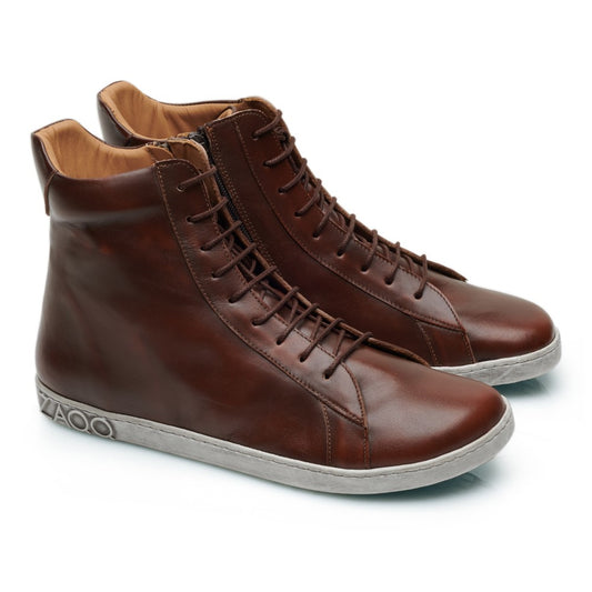 Wir präsentieren den SNAQ Antique Brown von ZAQQ: ein stylisches Paar High-Top-Sneaker aus luxuriösem braunem Nappaleder, mit seitlichem Reißverschluss und grauen Gummisohlen.