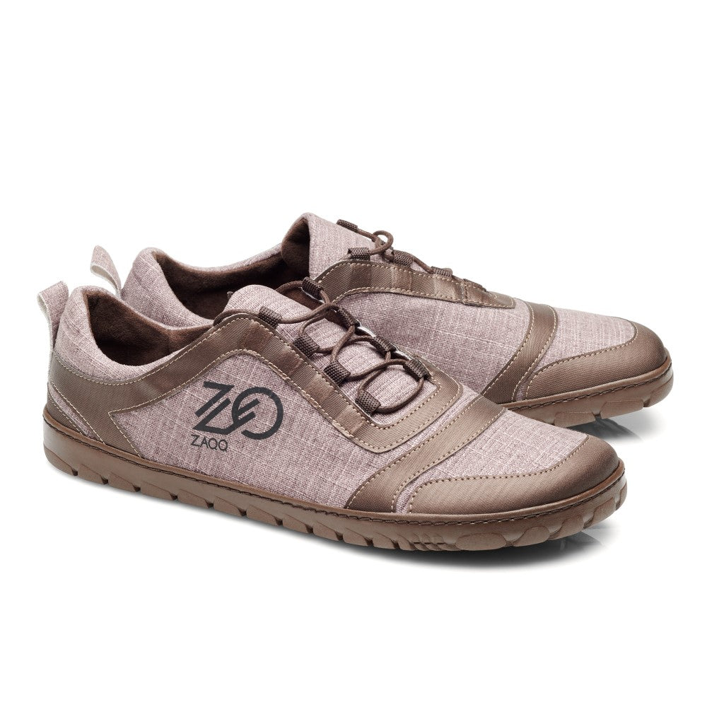 Die SQILL Brown Sneaker von ZAQQ vereinen lässigen Stil mit einem Materialmix aus Stoff und Leder. Diese Schuhe verfügen über ein markantes ZAOQ-Logo an der Seite, Gummisohlen und praktische Laschen an der Ferse. Hergestellt aus veganem Obermaterial sind sie eine ideale Wahl für umweltbewusste Menschen, die einen Outdoor-Laufschuh suchen.