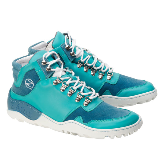 Ein Paar wasserdichte VAQATION Blue High-Top-Sneaker von ZAQQ mit weißen Schnürsenkeln und einer TERRA-Sohle. Diese stylischen Schuhe haben silberne Ösen und ein kleines rundes Logo an der Seite und kombinieren glatte und Wildlederoberflächen für zusätzlichen Stil und Komfort.