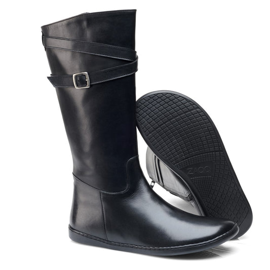 Die ATTRAQT Winter Black Stiefel von ZAQQ sind aus luxuriösem Ziegennappaleder gefertigt und bieten Komfort und Stil bei jedem Schritt.