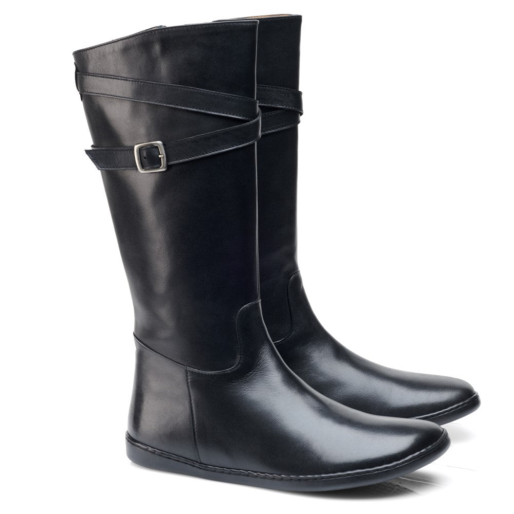 Wir präsentieren die ATTRAQT Winter Black-Stiefel von ZAQQ: Diese glänzenden, schwarzen kniehohen Stiefel sind fachmännisch aus luxuriösem Ziegennappaleder gefertigt. Sie verfügen über eine runde Spitze und einen stilvollen dekorativen Riemen mit Schnalle an der Oberseite und bieten einen eleganten, minimalistischen Look mit flachen Sohlen.