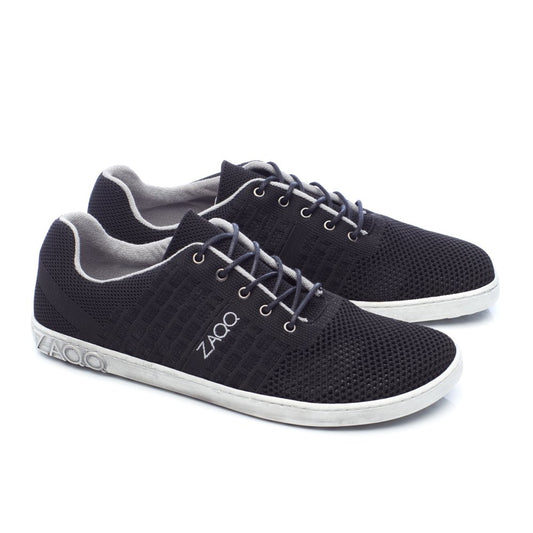 Der elegante CROQET Black Barfuß-Sneaker von ZAQQ besticht durch ein stilvolles, modernes Design mit schwarzer Mesh-Textur und atmungsaktivem Baumwollgewebe. Diese Sneaker mit weißer Sohle eignen sich perfekt für die Freizeit und zeigen das unverwechselbare ZAQQ-Branding.