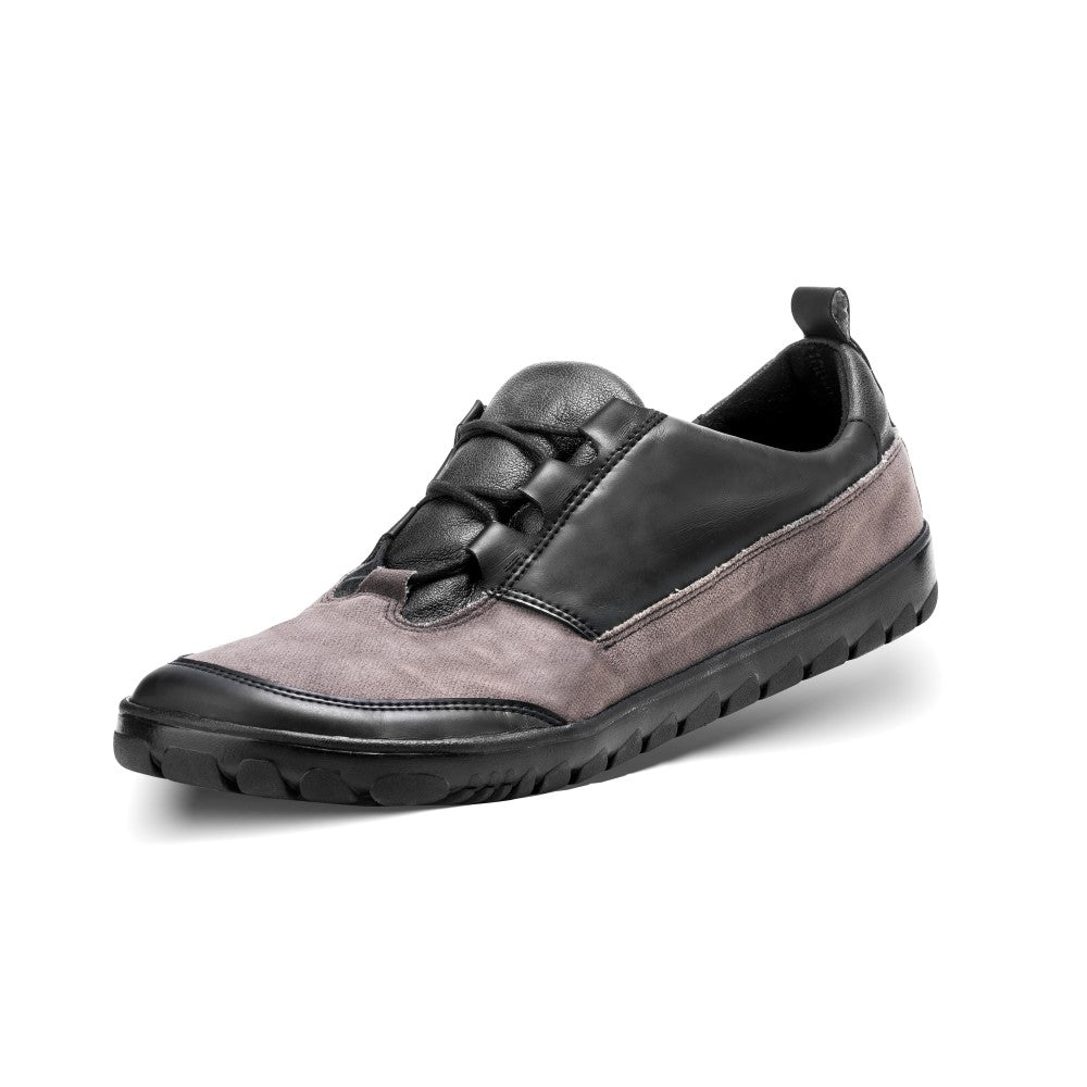 Der QUEST Low Black Waterproof von ZAQQ ist ein stylischer Outdoor-Schuh, der schwarzes Leder und grauen Stoff kombiniert und über ein einzigartiges Schnürdesign und eine schwarze Gummisohle für mehr Halt verfügt.