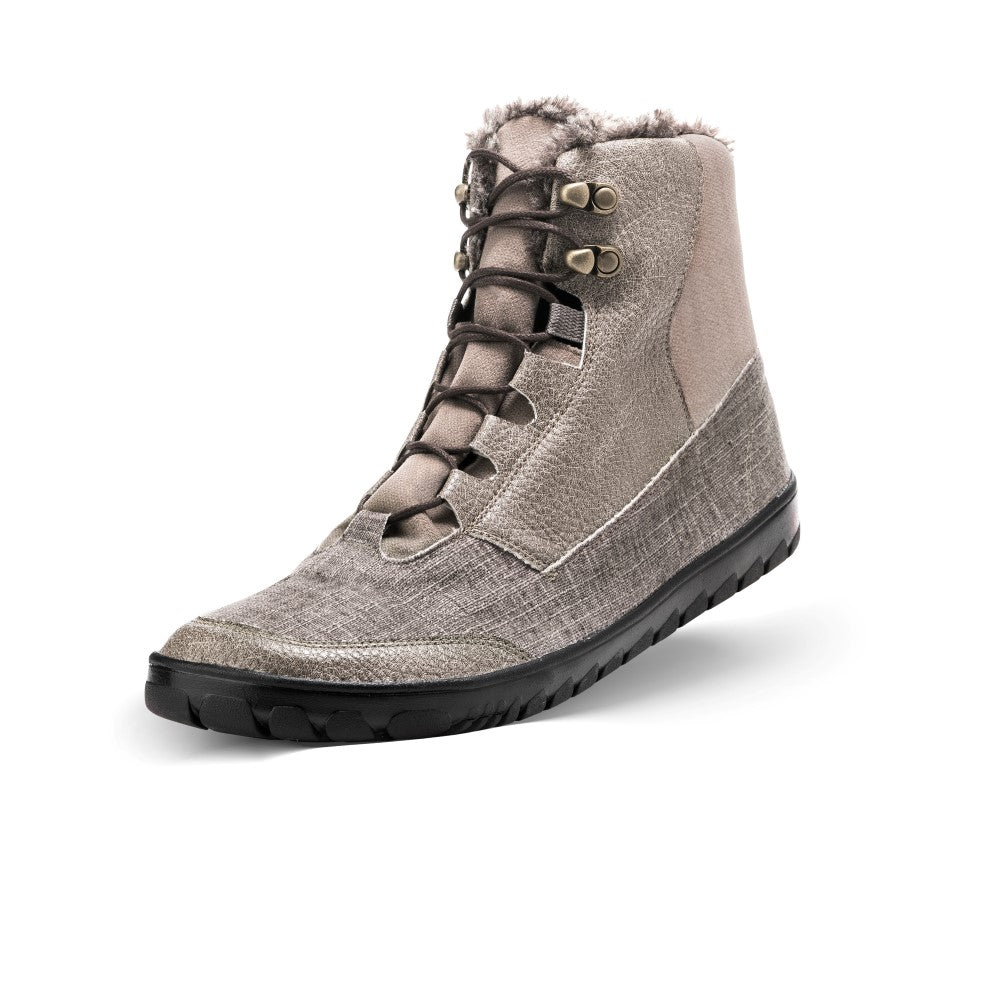 Wir präsentieren den QUEST Brown Waterproof von ZAQQ, einen stylischen und robusten High-Top-Wanderschuh. Dieser hellbraune vegane Outdoor-Schuh hat eine strukturierte Stoffoberfläche, ergänzt durch eine strapazierfähige schwarze Gummisohle und Schnürsenkelhaken aus Metall. Er ist auf Komfort und Schutz ausgelegt und verfügt über ein Kunstfellfutter um den Knöchel und eine wasserdichte ZAQQ-Innenmembran.