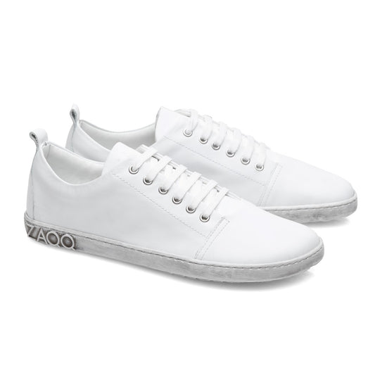 Wir präsentieren die TAQQ Nappa White Sneaker von ZAQQ: Diese weißen Schnürsneaker sind aus Premium-Nappaleder gefertigt und bieten ein elegantes Design mit einem silbernen Metallic-Akzent auf der Rückseite der Sohle. Sie verfügen über eine flexible Kautschuksohle für ultimativen Komfort und ihre minimalistische Ästhetik wird durch dezente Nähte an den Rändern verstärkt.